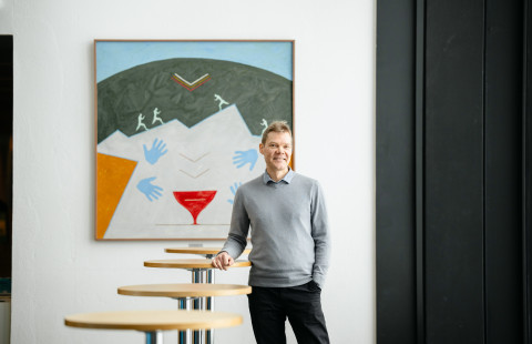 Simo Mikkonen Joensuun kampuksen aulassa.