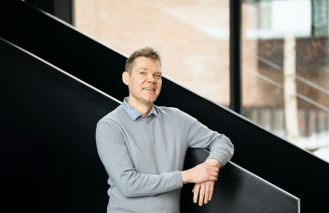 Simo Mikkonen Joensuun kampuksen aulassa.