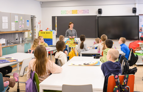 Ninka Reittu vierailulla alakoululla.