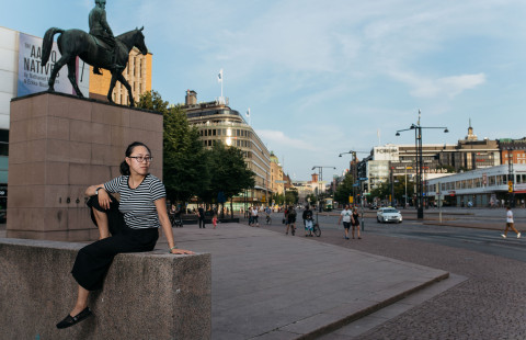 Ihminen Helsingin keskustassa Mannerheimin patsaan vieressä.