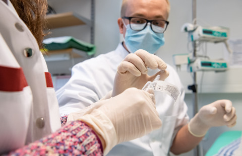 Näytteenotto aivotutkimusyksikössä.