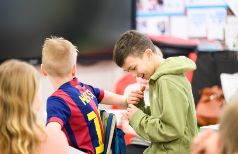 Alakoulun kaverukset leikkimässä.