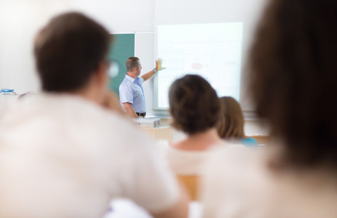 Opettaja vetämässä oppituntia. 