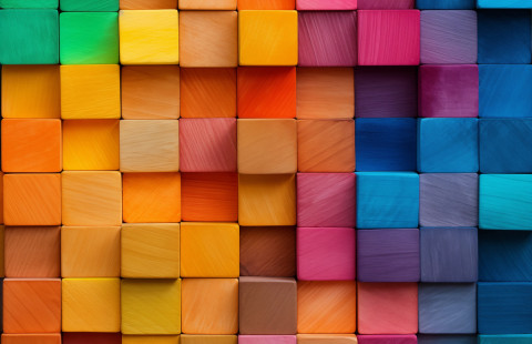 Seinämä värikkäistä rakennuspalikoista.