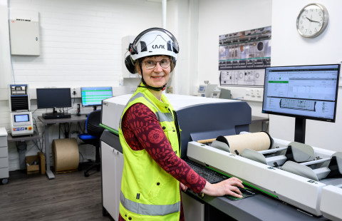 Terhi Mattila suojavarusteissa työssä