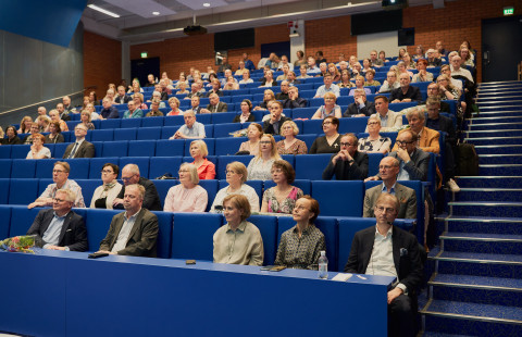 Yleisöä Veli-Matti Kosman eläkejuhlassa.