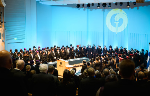 Tohtorit ja kunniatohtorit hatutettuina.