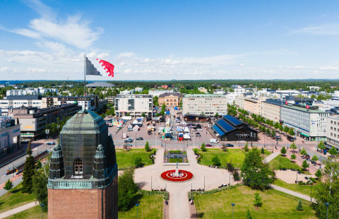 Ilmakuva Joensuun kesäisestä keskustasta.