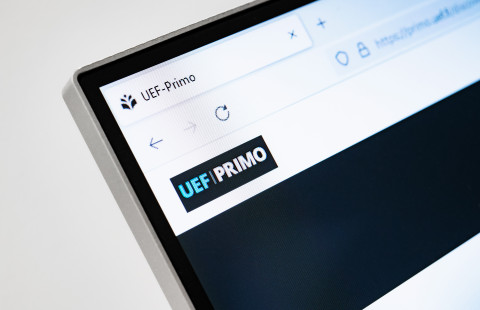 Kirjaston hakupalvelu UEF-Primo tietokoneen näytöllä.