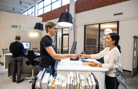 Asiakaspalvelutilanne kirjastossa.