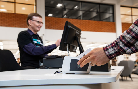 Maksutilanne kirjastossa.