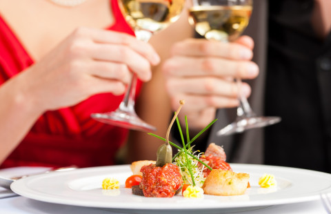 Ruoka-annos lautasella.