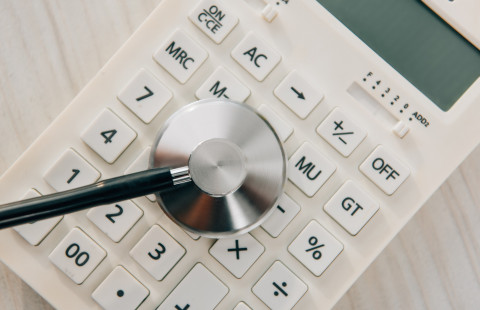 Stetoskooppi laskimen päällä.