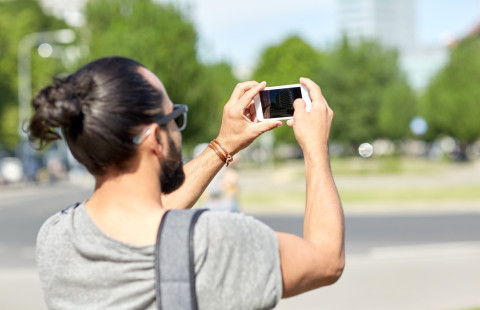 Mies ottaa kuvia. Kuva Mostphotos.