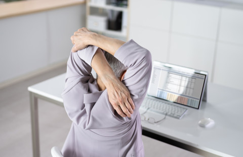 Hartiaseudun venyttelyä tietokoneen ääressä.