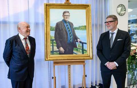 Timo Vuorikoski ja Jukka Mönkkönen Jukka Mönkkösen muotokuvan vierellä.