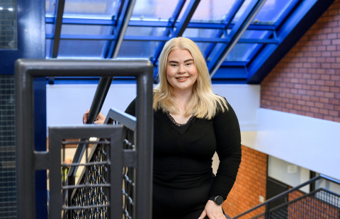 UEF-lähettiläs Roosa Salminen Snellmania-rakennuksen portaikossa