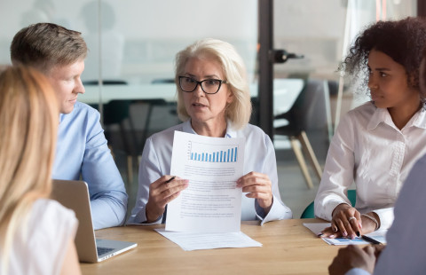 Viisi henkilöä kokouksessa.