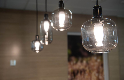 Neljä kattolamppua, joissa on valot.