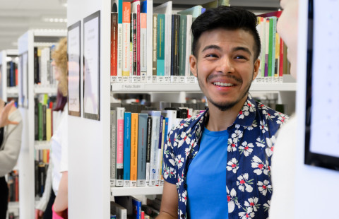 opiskelijoita Kuopion kampuskirjastossa