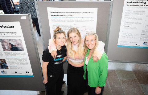 Kasvatustieteen tutkijat posterinäyttelyssä.