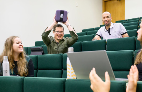 opiskelijoita luentosalissa