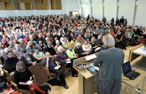 kuva yleisöstä puhujan näkökulmasta. 