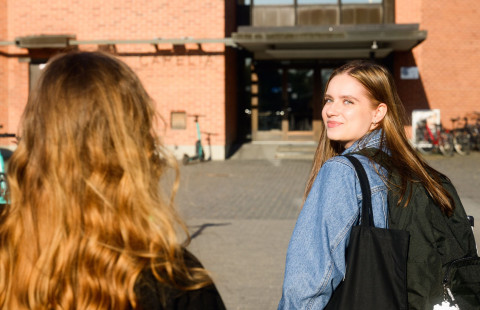 Ohjauksen opiskelija kampuksella