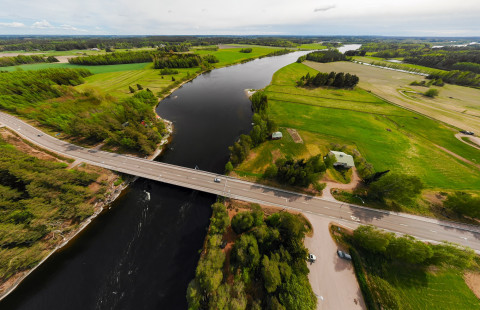 Ilmkuva joesta, sillasta ja pelloista.