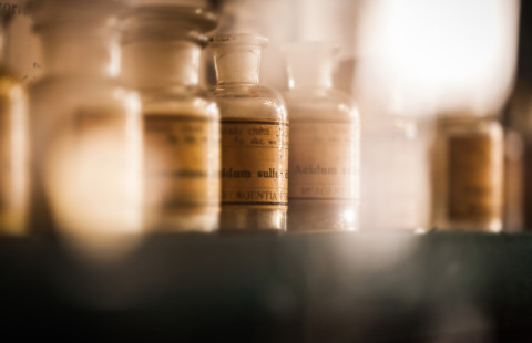 Vanhoja lääkepurkkeja.