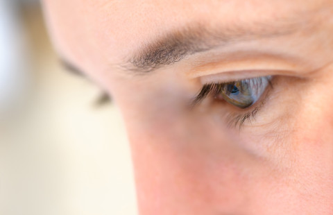 Alaspäin katsovat silmät.