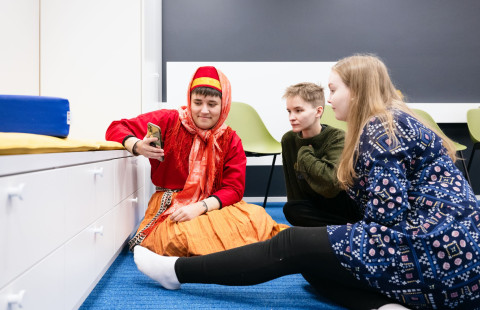 Elena Rapa, Maura Häkki ja Milla tekevät yhdessä päivitystä someen.