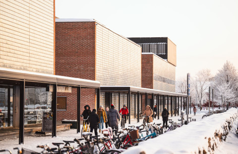 Aurora-rakennuksen edusta talvella kävelijöineen ja pyörineen