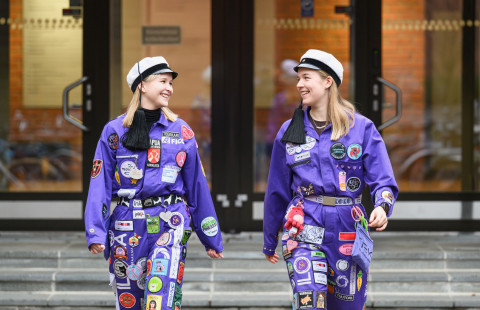 Tekniikan opiskelijat Metria-rakennuksen edustalla DI-hatut päässään