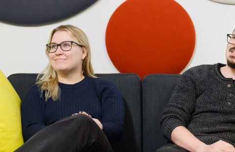 opiskelijat sohvalla itseopiskelutilassa