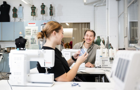 käsityönopettajaopiskelijat ompelustudiossa
