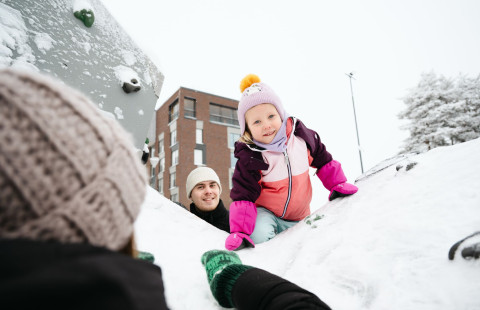 varhaiskasvatuksen opettajaopiskelijat leikkikentällä lapsen kanssa