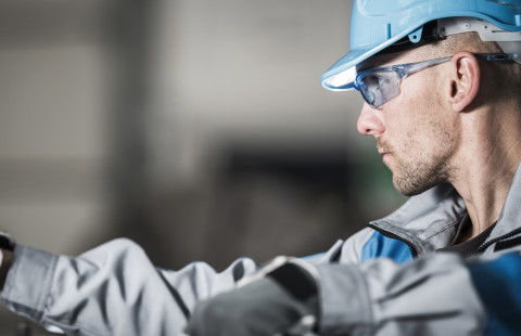 Metalliteollisuuden työntekijä suojavarusteissa.