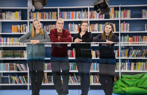Erityisopettajaharjoittelijat Normaalikoulun kirjaston edessä