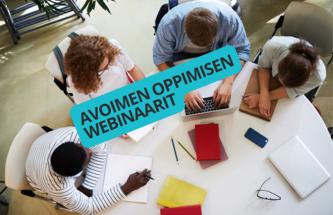 opiskelijoita pöydän ääressä