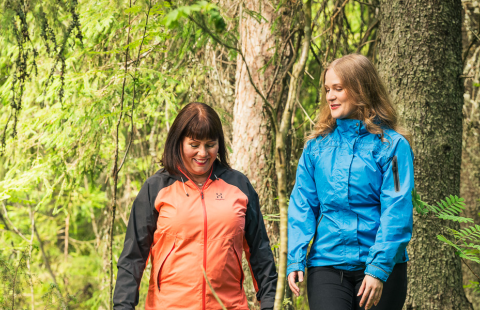 ihmisiä ulkoilemassa metsässä