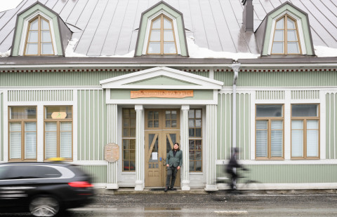 Marko Piipponen Joensuun entisen poliisilaitoksen edessä.