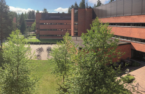 Joensuun kampuksen Futura-rakennus kesällä