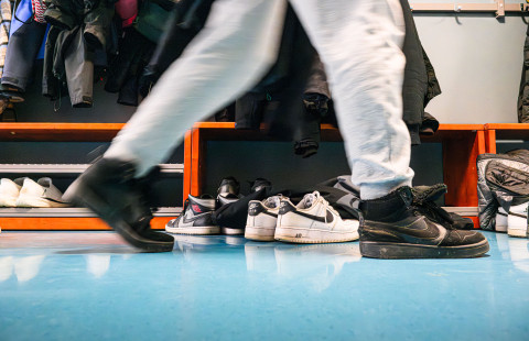 Oppilas kävelee käytävällä.