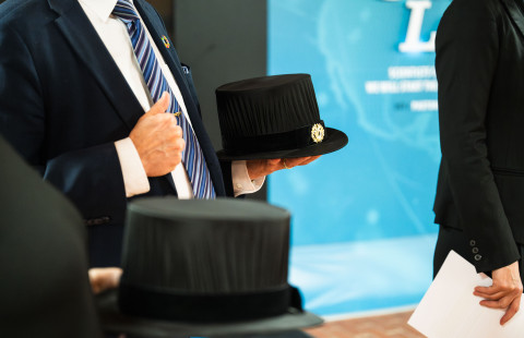 Tohtorinhatut professuuriesitelmätilaisuudessa.