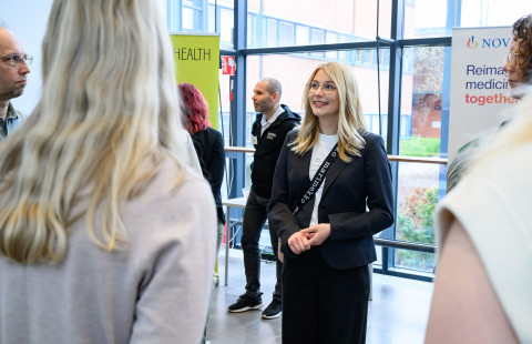 Opiskelija Emma Auvinen farmasian SpeedRekryDating-tapahtumassa.