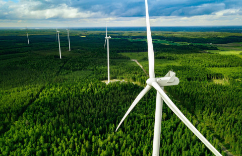 Tuulivoimaloita metsäisessä maastossa.