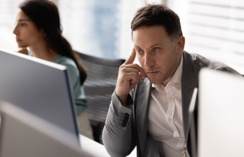 Keskittynyt työntekijä tietokoneella.