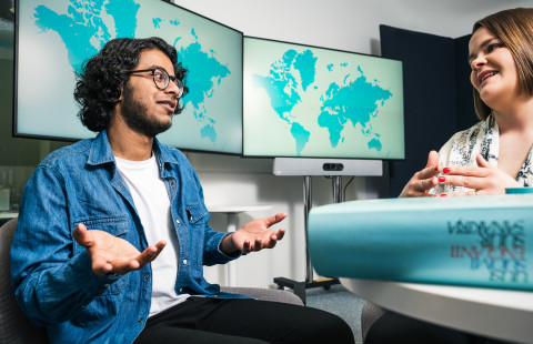 Kaksi henkilöä keskustelee.