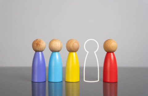 Puisia ihmishahmoja pöydällä.